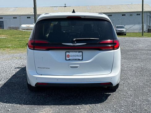 Used 2023 Chrysler Pacifica Touring-L FWD image 3