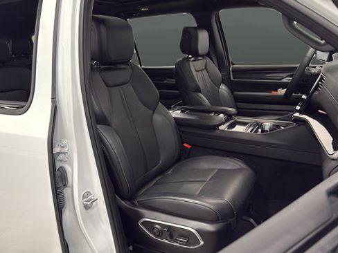 Used 2024 Jeep Wagoneer 4WD w/ Premium Group I image 24