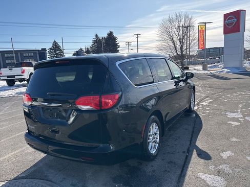 Used 2023 Chrysler Voyager LX image 7