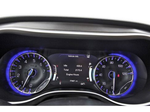 Used 2023 Chrysler Pacifica Touring-L image 14