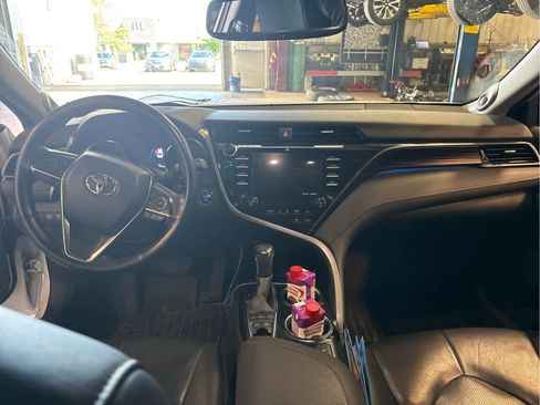Used 2020 Toyota Camry XLE w/ Sunroof Package FWD image 7