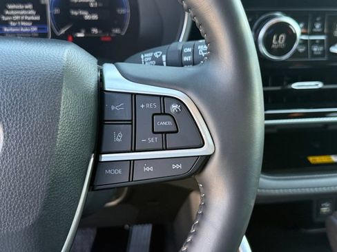 Used 2024 Toyota Highlander Platinum FWD image 16