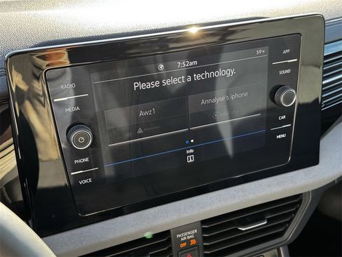 Used 2025 Volkswagen Jetta SE image 18