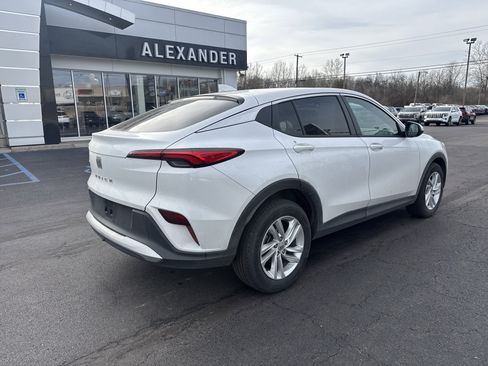 Used 2024 Buick Envista Preferred w/ Advanced Safety Package image 3