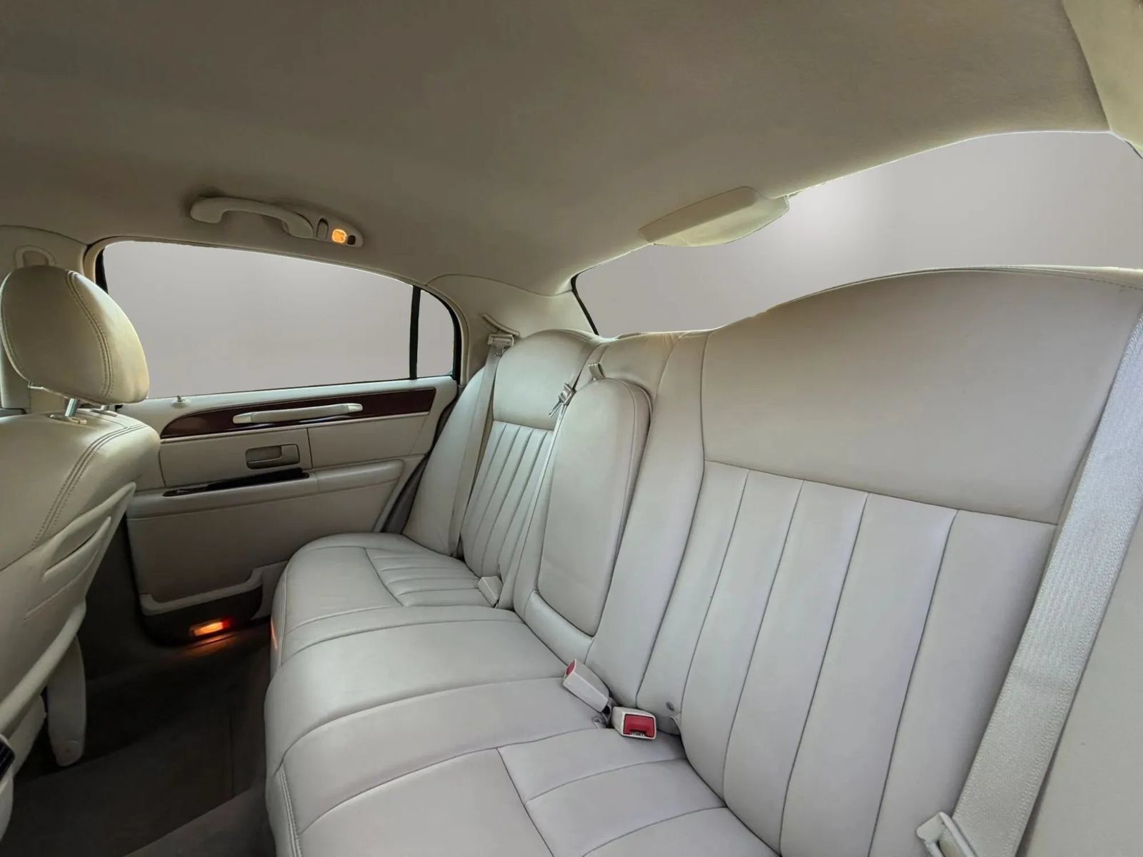 Used 2003 Lincoln Town Car Executive RWD image 23