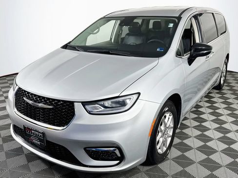 Used 2024 Chrysler Pacifica Touring-L FWD image 3