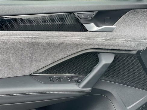 Used 2025 Volkswagen Tiguan S image 17