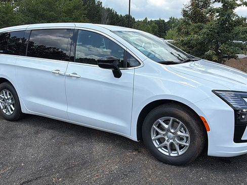 New 2027 Chrysler Pacifica Select FWD image 5