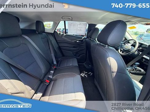 Used 2025 Chevrolet Trax LT FWD image 24