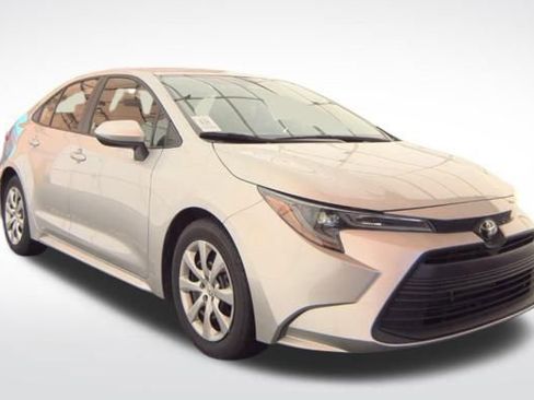 Used 2025 Toyota Corolla LE image 3