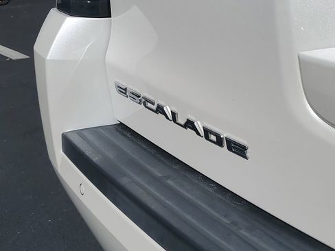 Used 2018 Cadillac Escalade Platinum image 29