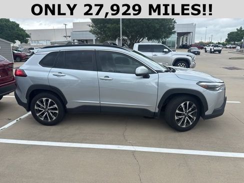 Used 2024 Toyota Corolla Cross XLE w/ Convenience Package image 2