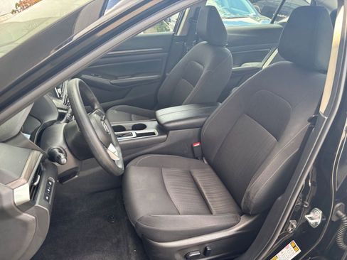 Used 2025 Nissan Altima 2.5 SV FWD image 37