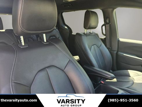 Used 2025 Chrysler Pacifica Select image 16
