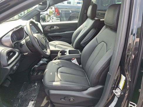 New 2026 Chrysler Pacifica Select image 8