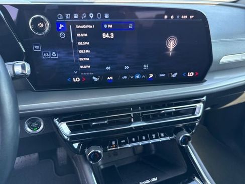 Used 2025 Chevrolet Traverse LT AWD/4WD image 16