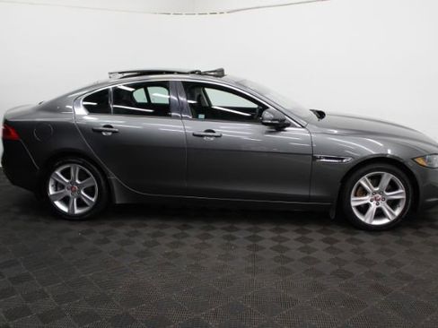 Used 2017 Jaguar XE Premium image 4