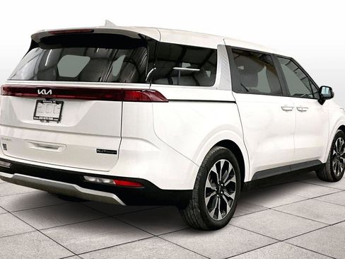 Used 2024 Kia Carnival EX image 11