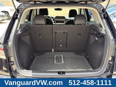 Used 2025 Volkswagen Taos SE w/ Panoramic Sunroof Package FWD image 6