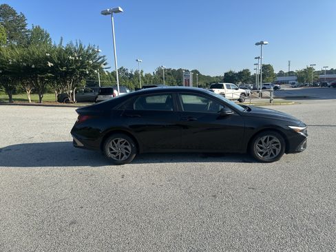 Used 2024 Hyundai Elantra SEL FWD image 4
