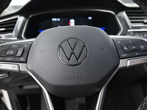 Used 2022 Volkswagen Tiguan SE AWD/4WD image 15