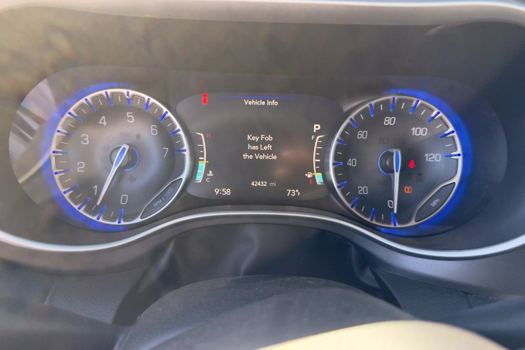 Used 2024 Chrysler Pacifica Touring-L FWD image 16