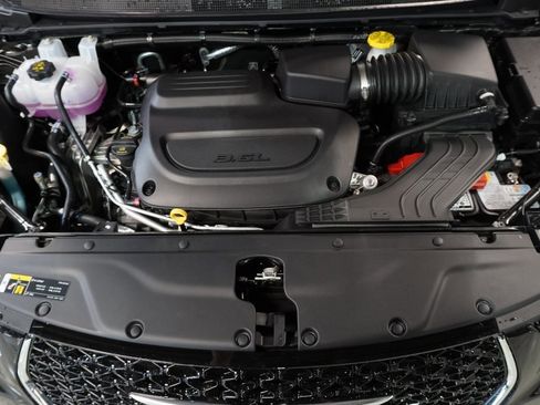 New 2023 Chrysler Pacifica Limited w/ Uconnect Theater Family Group image 38