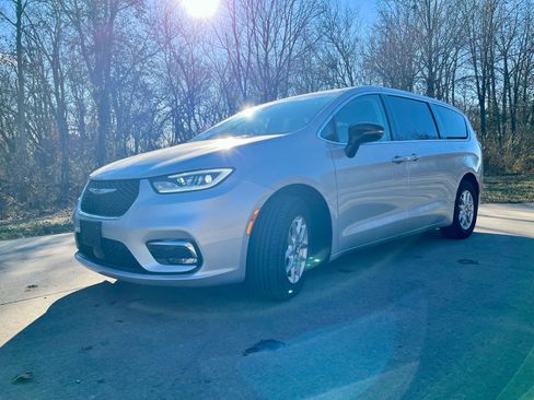 Used 2024 Chrysler Pacifica Touring-L image 2