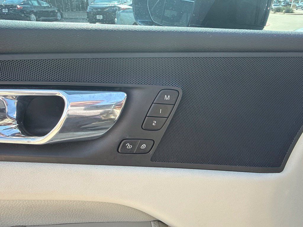Used 2019 Volvo XC60 T5 Momentum w/ Premium Package FWD image 10