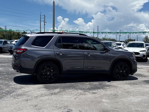 Certified 2025 Honda Pilot Black Edition image 6
