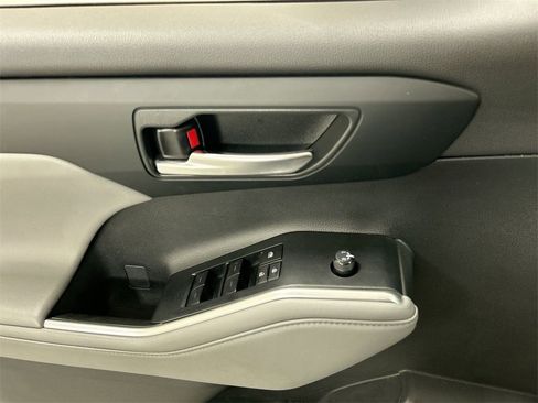 Used 2023 Toyota Highlander XLE image 11