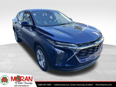 Certified 2024 Chevrolet Trax LS w/ LS Convenience Package FWD image 2
