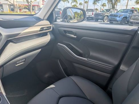 Used 2025 Toyota Highlander XLE FWD image 19