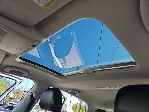 Used 2017 Volkswagen Golf Wolfsburg Edition image 28