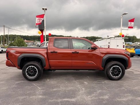 Used 2025 Toyota Tacoma TRD Off-Road AWD/4WD image 3