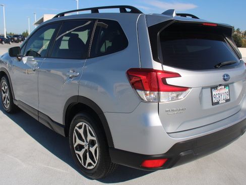 Used 2023 Subaru Forester Premium AWD/4WD image 5