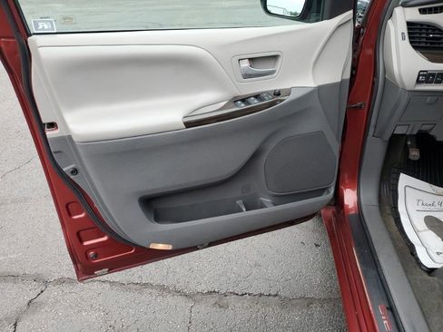 Used 2017 Toyota Sienna XLE Premium image 12