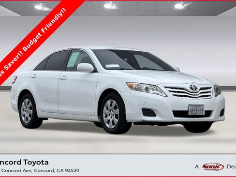 Used 2011 Toyota Camry LE image 1