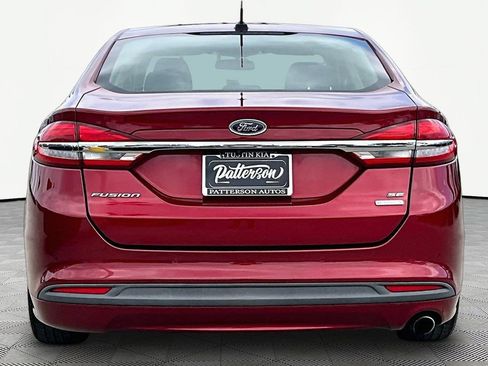 Used 2017 Ford Fusion SE w/ Fusion SE Technology Package FWD image 4