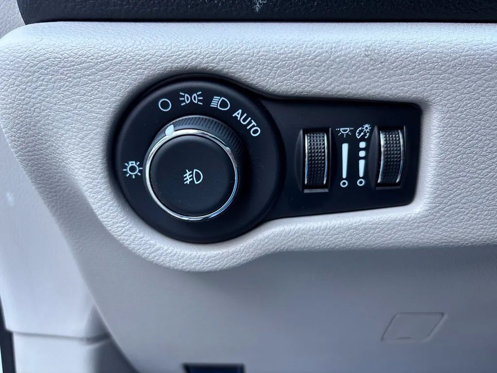 Used 2024 Chrysler Pacifica Limited FWD image 12