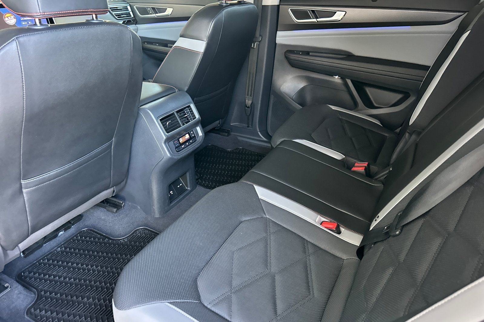 Used 2024 Volkswagen Atlas Peak Edition SE AWD/4WD image 11