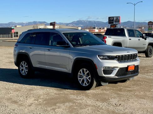 Used 2023 Jeep Grand Cherokee Limited image 7