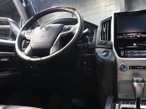 Used 2019 Toyota Land Cruiser w/ Four Season Floor Mat Package image 63