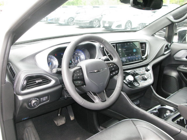 Used 2025 Chrysler Pacifica Limited FWD image 13