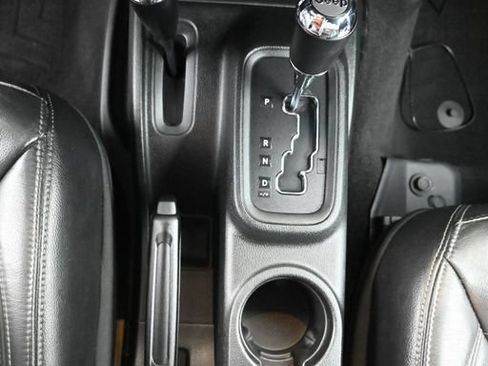 Used 2018 Jeep Wrangler Unlimited Sahara AWD/4WD image 17