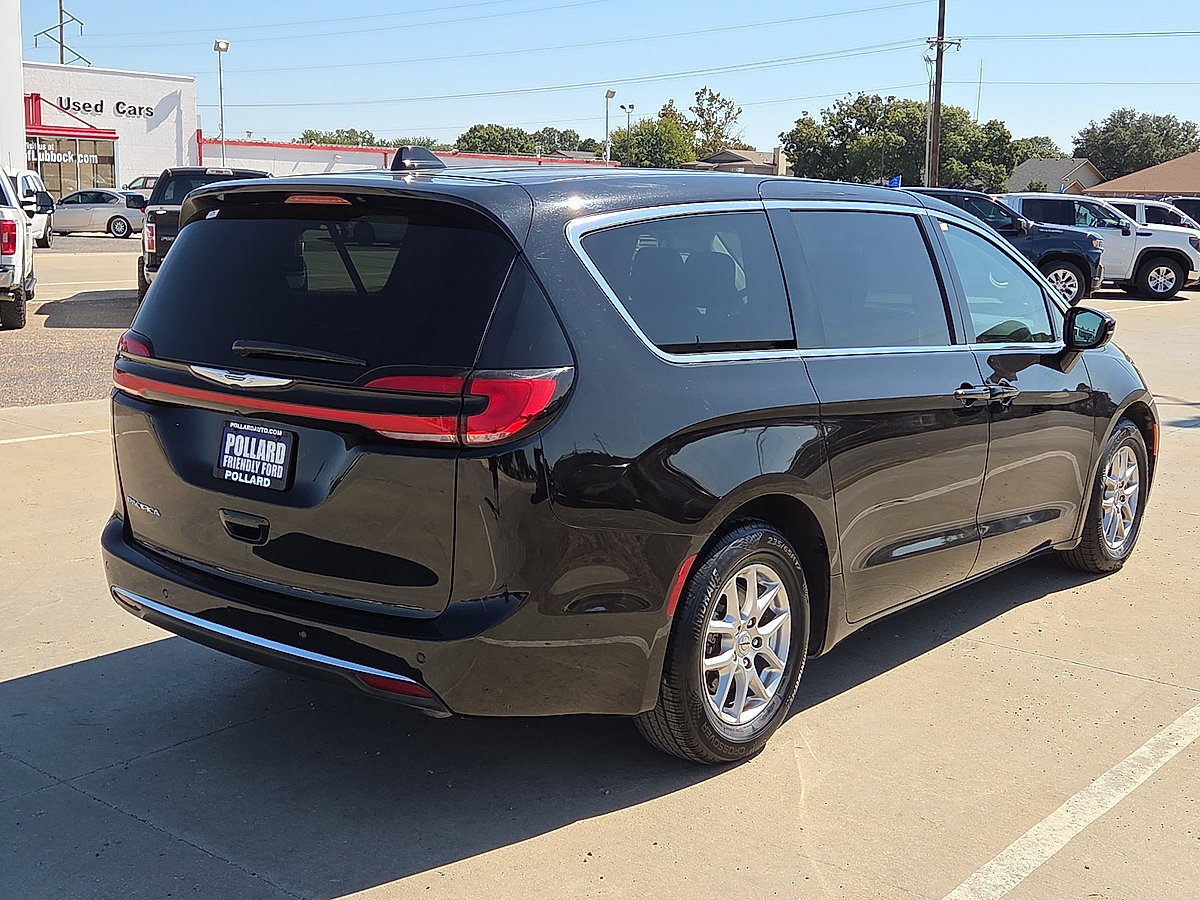 Used 2024 Chrysler Pacifica Touring-L FWD image 5