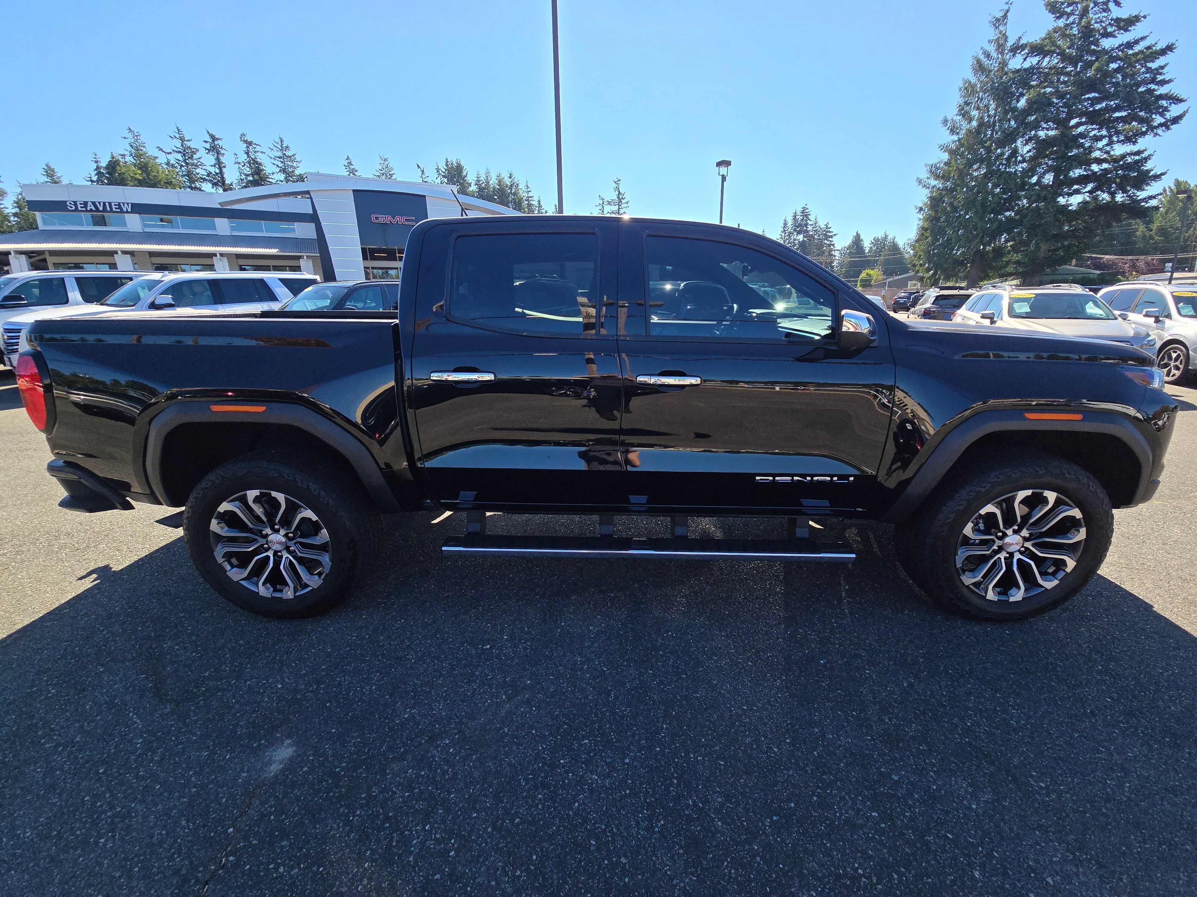 Used 2023 GMC Canyon Denali w/ Denali Black Edition AWD/4WD image 8