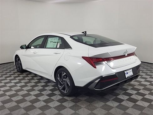 Certified 2025 Hyundai Elantra Limited image 11