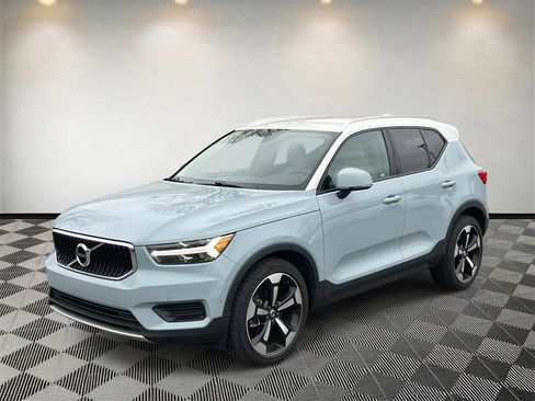 Used 2019 Volvo XC40 T4 Momentum image 7