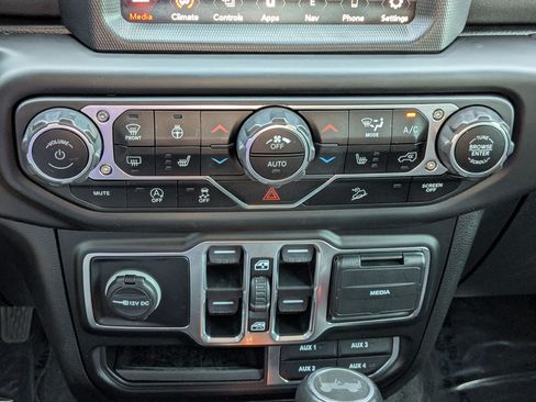 Used 2020 Jeep Wrangler Unlimited Sahara AWD/4WD image 27